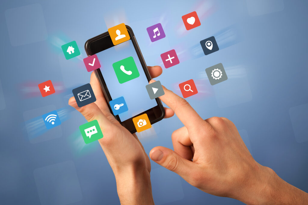 Celular com ícones de aplicativos e redes sociais