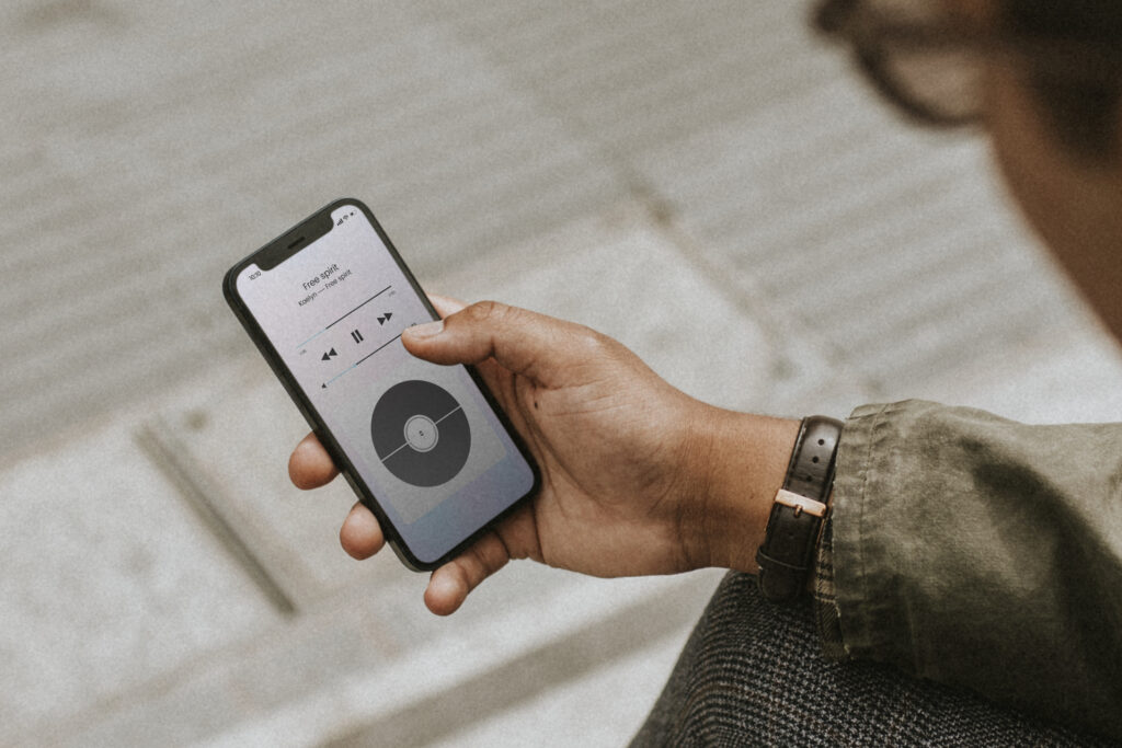 Celular com aplicativo de gravação aberto