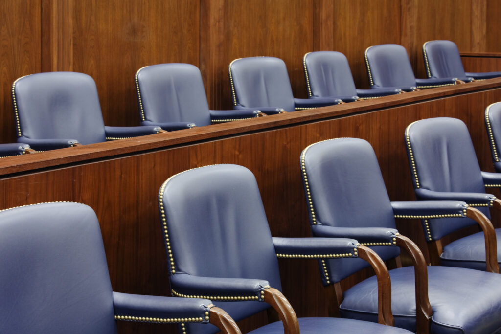 Cadeiras vazias em sala de órgão público