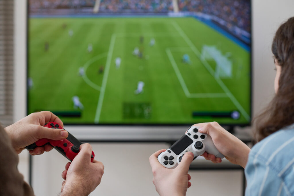 Pessoas jogando videogame em casa
