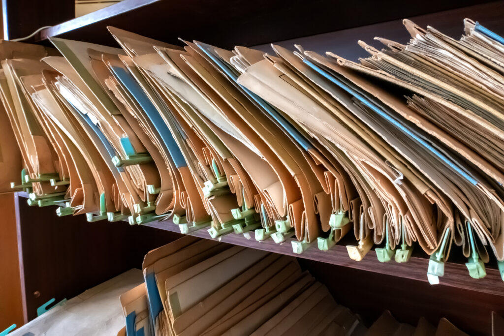 Arquivo com pastas de processos organizadas