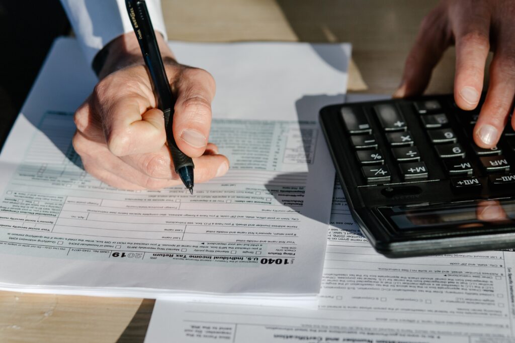 Calculadora e documentos fiscais sobre a mesa