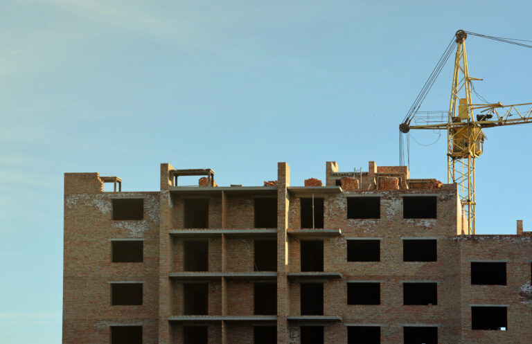 Prédio em construção com guindaste