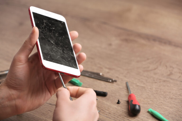 Conserto de celular com tela trincada