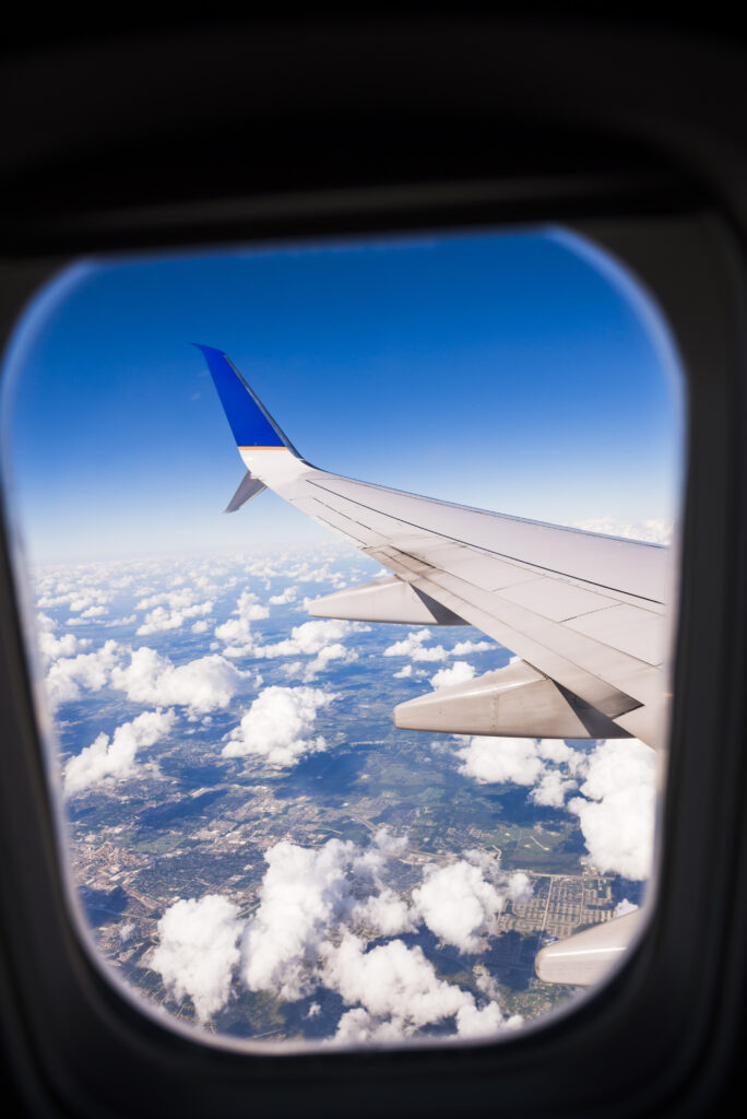 Vista da janela de um avião em voo
